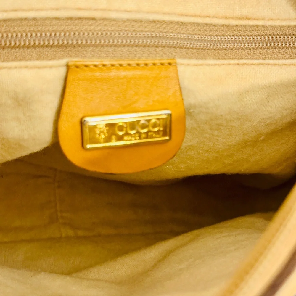 Gucci shoulder bag with iconic gg logo - Picture 9 of 16